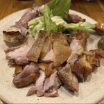 食堂でべこ。 - 骨付鳥の一本焼き「おやどり」です。この山の下にはお宝（鳥脂）が眠っており、キャベツを浸して食べると絶品となります。もちろん、お肉も美味しいです。