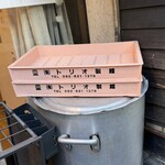 博多ラーメン 和 - 店頭に積み上げられたトリオ製麺の麺箱