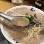 博多ラーメン 和 - 表面が泡立つ豚骨のコウと旨味が凝縮した濃厚な豚骨スープ