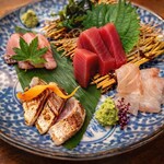 無名塾 - 刺身盛り合わせ
　その日おすすめの鮮魚を少しずつ盛り合わせたお刺身です。脂のりの良い魚、香ばしく炙った一品まで、素材の味を大切に仕上げています。お好きなお酒と一緒に、ゆっくり楽しんでいただきたい一皿です。