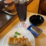 銀座 和蘭豆 - ケーキセット1,400円（りんごのタルト、モカ・アイスド）