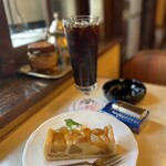 銀座 和蘭豆 - ケーキセット1,400円（りんごのタルト、モカ・アイスド）