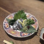 無名塾 - 小イワシのお刺身
鮮度が命の小イワシを刺身で。一匹一匹、丁寧に下処理した身は、さっぱりとした旨みとほのかな脂、広島ならではの味わい。（※その日の仕入れ次第でのご用意となります。
主に夏季）