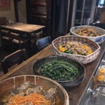 無名塾 - 日替わりおばんざい
季節の食材を使い、丁寧に仕込んだ日替わりおばんざい。