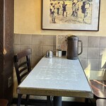 カリーライス専門店エチオピア - 窓側テーブル席(左)