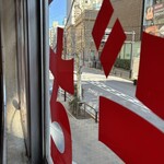 カリーライス専門店エチオピア - 窓からの明大通り