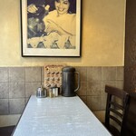 カリーライス専門店エチオピア - 窓側テーブル席(右)