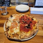 ピッツェリア アッローロ - 右がマニナーラ、左がトマトとゴルゴンゾーラ