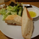 Miele - ランチに出てくるサラダ付きフォカッチャ