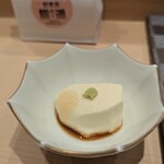 鮨結う遥 - 嶺岡豆腐(みねおかどうふ)は、牛乳と生クリームを
      葛粉(くずこ)で固めた、千葉県発祥の濃厚でクリー
      ミーな和風デザート·料理です。大豆は使わず、江戸 時代に徳川吉宗が好んだ牛乳料理に由来します。