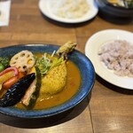 スープカレー 公園のとなり - 骨付きチキンスープカレーピリ辛1 雑穀米