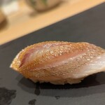 鮨結う遥 - 「カスゴ鯛（かすごだい）」とは、マダイ、チダイ、キダイなどの小型の鯛（幼魚）の総称で、特に春先によく出回る