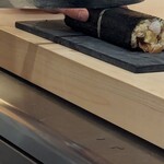 鮨結う遥 - 太巻きをカットして…