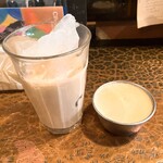タイニーカフェ - アイスチャイ、プリン
