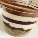 御菓子司 寳月堂 - 6層です。ココアパウダー、マスカルポーネ、ミックスベリー、マスカルポーネ、粒あん、スポンジ