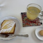 Cafe JeeBaa - 柚子茶（450円）とドリンクにつくサービスクッキー。バニラパウンドは食べ応えあり。