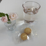 Cafe JeeBaa - 各テーブルには生花が。グラスも素敵。手前のクッキーはフリーペーパーのクーポンで頂いた。