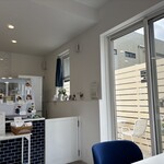 Cafe JeeBaa - 青と白でまとめられた明るい店内。外のテラス席はワンちゃん可
