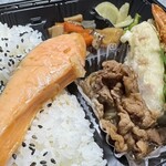 ほっともっと - 僕が主役とアピールする鮭くん