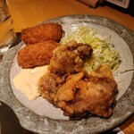 焼き鳥・炙り炭焼き をどり - 頼もしい存在感ある唐揚げ。衣固め、中はジューシー