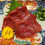 규슈요리 하카타 쿠로야 유우라쿠쵸점 - 馬刺し赤身　1,050円