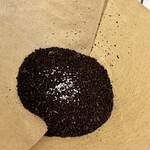 サンメリー - コーヒーを淹れる際、ひとつまみ砂糖を掛けると美味しい