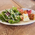 Bar Espanol LA BODEGA - タパスとサラダの盛り合わせ