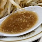 ラーメン もっけだの - 『ラーメン 朝食セット(ライス大盛・野菜マシマシ・背脂普通・ニンニクあり)＋A賞特典』のスープ