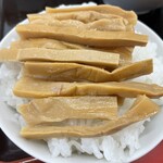 ラーメン もっけだの - 『ラーメン 朝食セット(ライス大盛・野菜マシマシ・背脂普通・ニンニクあり)＋A賞特典』のライス＋メンマ