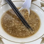 ラーメン もっけだの - 『ラーメン 朝食セット(ライス大盛・野菜マシマシ・背脂普通・ニンニクあり)＋A賞特典』のスープ