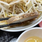 ラーメン もっけだの - 『ラーメン 朝食セット(ライス大盛・野菜マシマシ・背脂普通・ニンニクあり)＋A賞特典』の豚