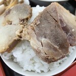 ラーメン もっけだの - 『ラーメン 朝食セット(ライス大盛・野菜マシマシ・背脂普通・ニンニクあり)＋A賞特典』のライス＋豚