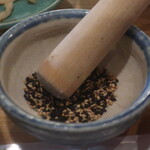 いまがわ食堂 - 小さなすり鉢にある白ごまと黒ごま