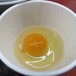 ラーメン もっけだの - 『ラーメン 朝食セット(ライス大盛・野菜マシマシ・背脂普通・ニンニクあり)＋A賞特典』の生卵