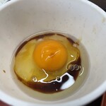 ラーメン もっけだの - 『ラーメン 朝食セット(ライス大盛・野菜マシマシ・背脂普通・ニンニクあり)＋A賞特典』の生卵＋カエシ
