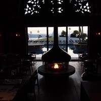 The lounge on the water - 朝の陽の光を感じることのできる照明で朝早くに行くと暖炉の灯りが素敵でしたよ。