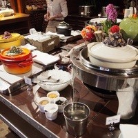 The lounge on the water - ビュッフェも申し分なし！ストウブにル・クルーゼが並ぶなど豪華でした。