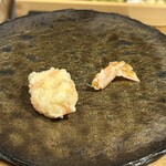 天ぷら もっこす - ④レア目な仕上がりの海老の身と尻尾