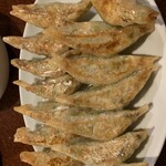 ぎょうざ屋 - またまた・・焼きたてが目の前に