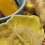 魚末 - お造りの下の大根のツマに柚子の千切りも。