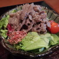 豚捨 KITTE丸の内店 - ミートサラダ