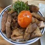創作麺 ひとすじ - 大量の炙りチャーが盛られています。