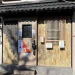 創作麺 ひとすじ - お店の向かい側のガードレール沿いに並びます。