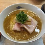 創作麺 ひとすじ - たっぷりの鶏油でキラキラと輝いています。