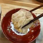 創作麺 ひとすじ - 焼売は、黒酢のタレに付けて食べます。