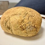 エテコ ブレッド - 丹波の黒豆とヨモギのパン