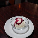 キッチンキング - レディーススペシャルセットのデザート(ブルーベリーソースの掛かったバニラアイスクリーム)