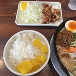 ラーメン 魁力屋 - ご飯には無料のたくあん