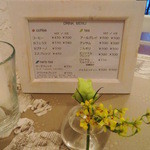 1/3 un tiers - 卓上のドリンクメニュー。