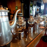 アンクルハウス - 店内　珈琲はサイフォンとネルドリップを豆により使い分け